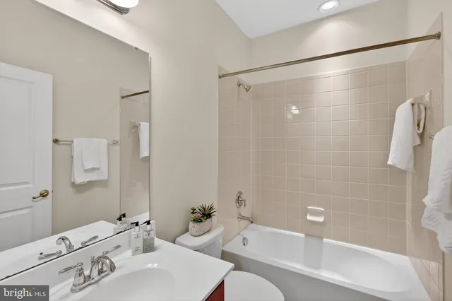 $475,000 | 6932 Kona Drive, Gainesville, VA 20155