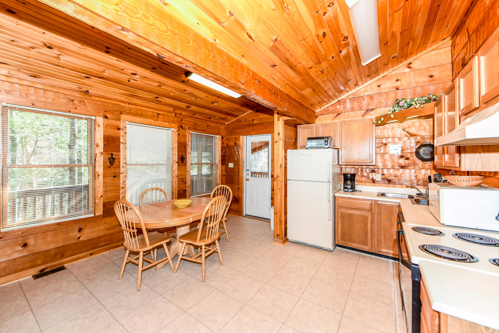 148 Sequoyah Village Road Townsend, TN 37882 - Photo 5 of 13 DSC_8591
