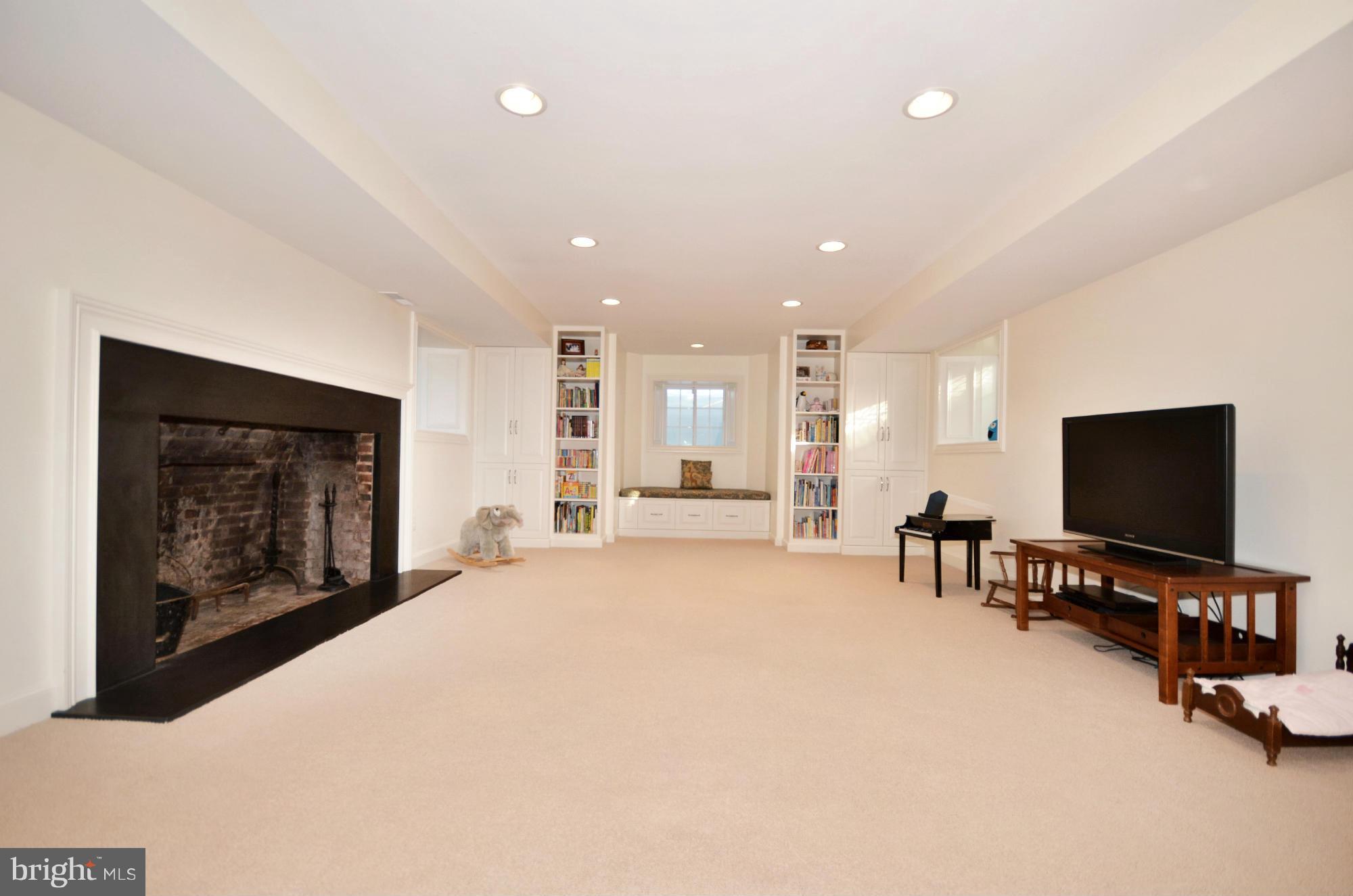 5222 Springlake Way Baltimore, MD 21212 - Photo 20 of 30 Family Room