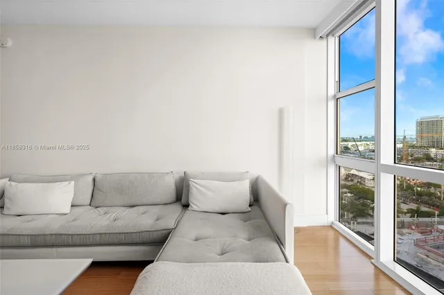 $995,000 | 6801 Collins Avenue, Unit DOOR1409, Miami Beach, FL 33141