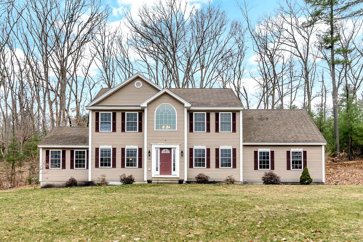 103 Lawrence Corner Road Pelham, NH 03076 - Photo 2 of 33