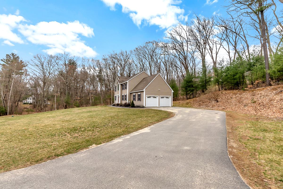 103 Lawrence Corner Road Pelham, NH 03076 - Photo 4 of 33