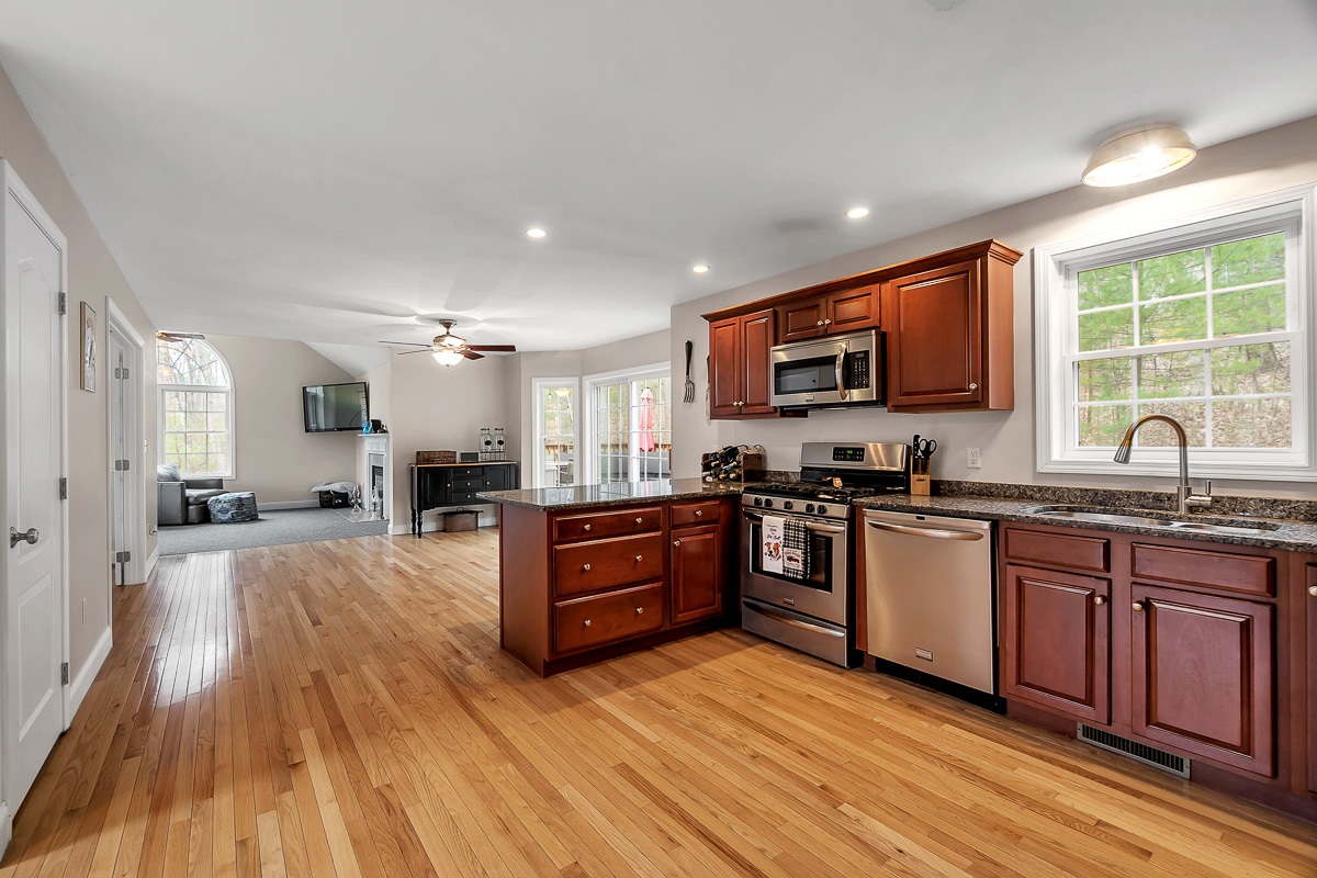 103 Lawrence Corner Road Pelham, NH 03076 - Photo 7 of 33