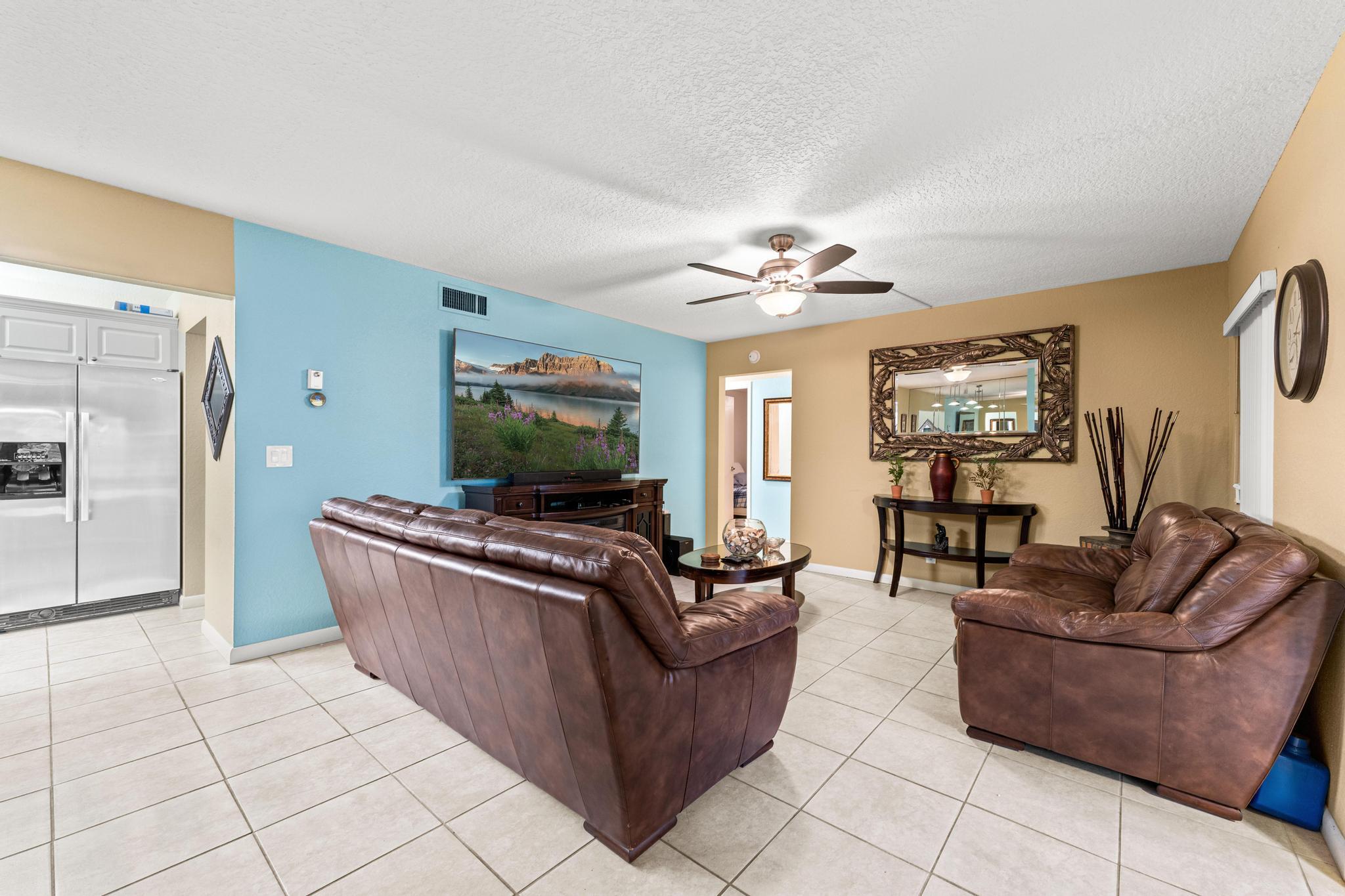 341 Pine Ridge Circle, Unit D1 Greenacres, FL 33463 - Photo 6 of 28 Entryway
