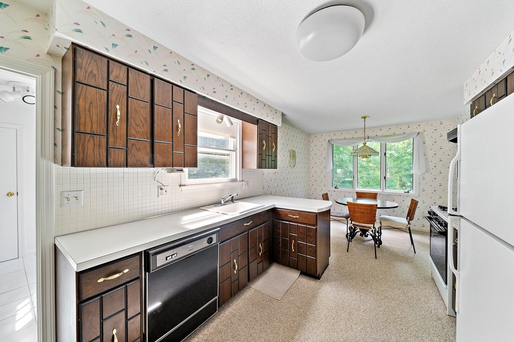 140 Holly Road Marshfield, MA 02050 - Photo 4 of 32 Gallery Image 4