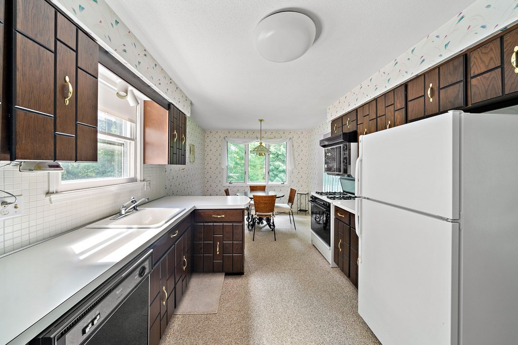 140 Holly Road Marshfield, MA 02050 - Photo 5 of 32 Gallery Image 5