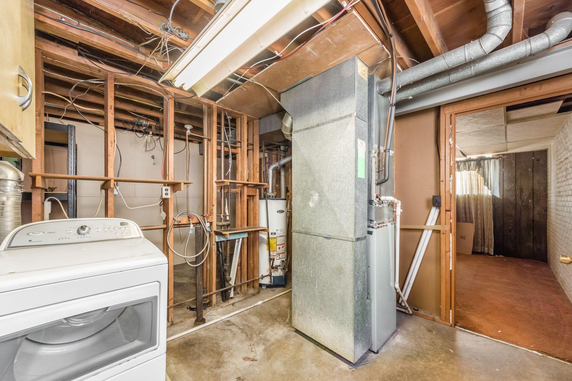 3880 Lynward Road Columbus, OH 43228 - Photo 26 of 34 Laundry Room
