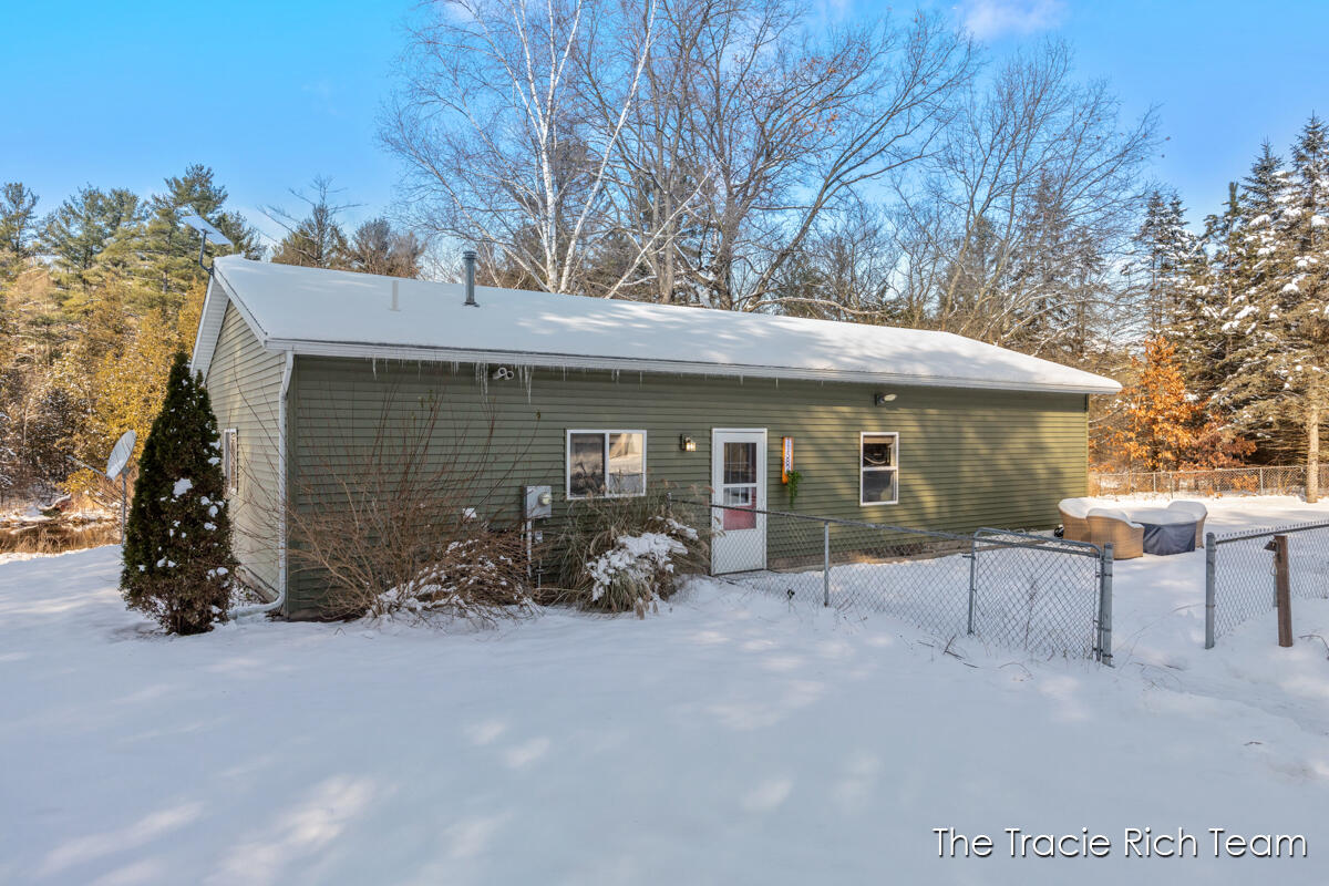 11582 Riehl Way Greenville, MI 48838 - Photo 3 of 30 IMG_1001