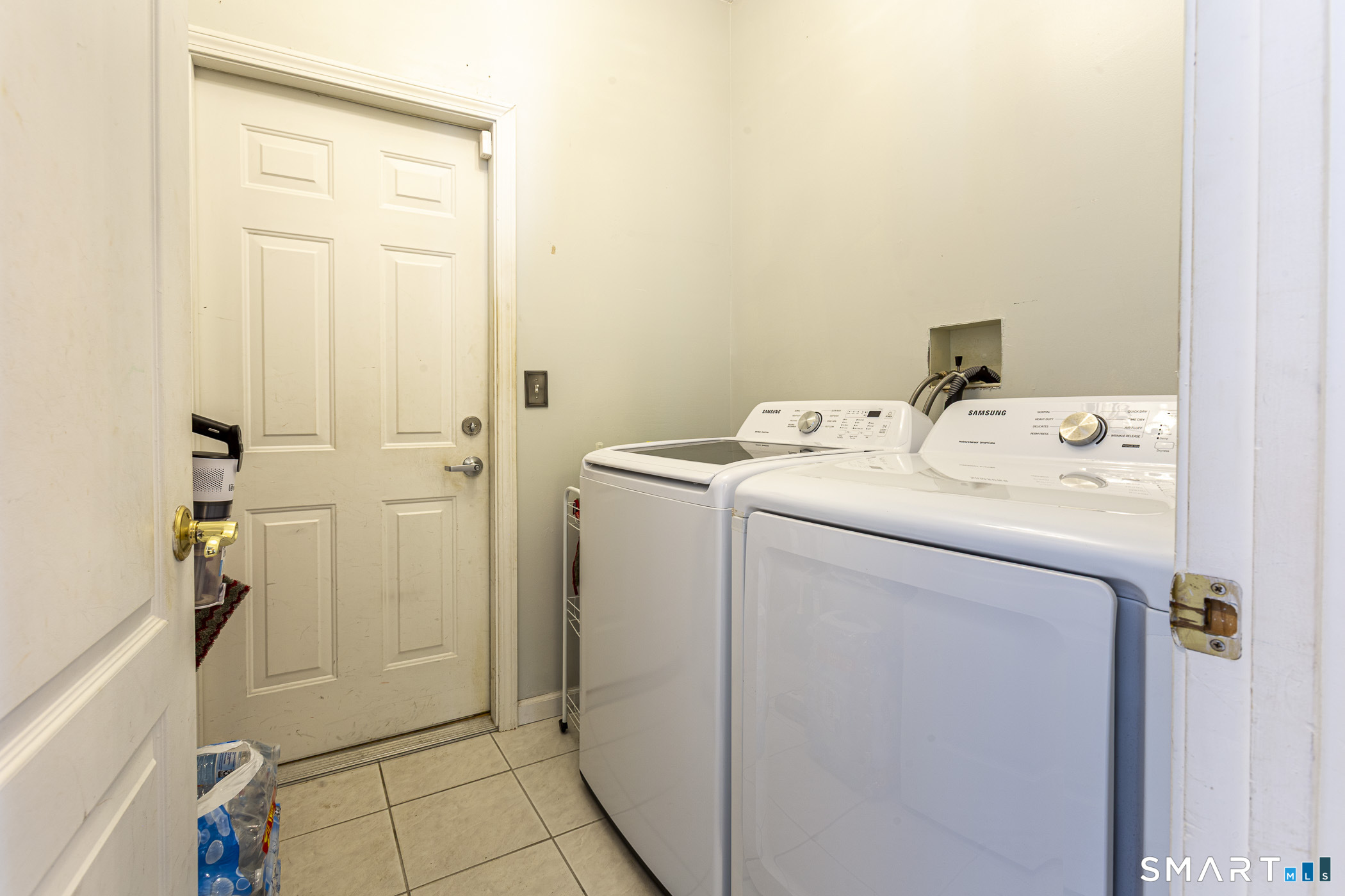 99 Oliver Way, Unit 99 Bloomfield, CT 06002 - Photo 18 of 40 Main floor laundry room and door to the garage