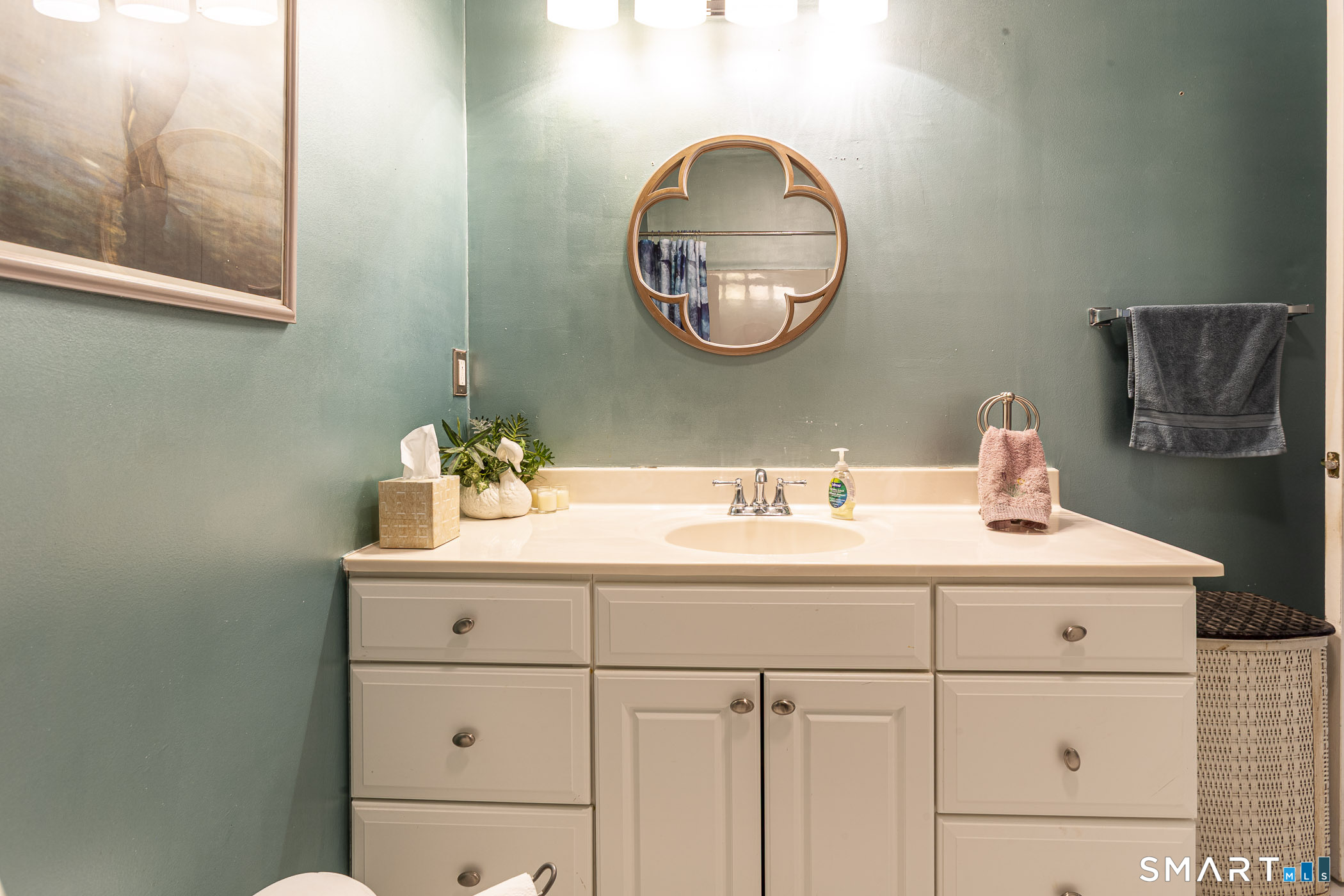 99 Oliver Way, Unit 99 Bloomfield, CT 06002 - Photo 21 of 40 Main floor full bath