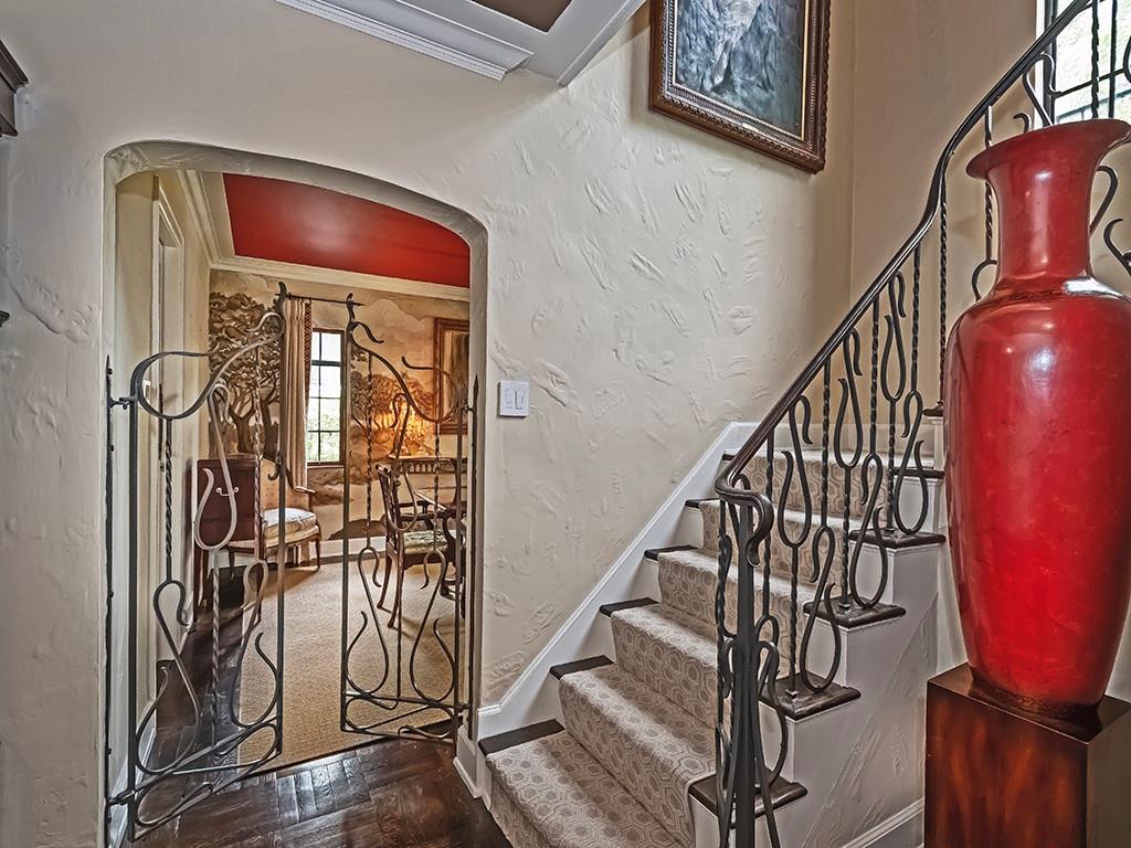 1174 Washington Road Pittsburgh, PA 15228 - Photo 5 of 47 a view of entryway