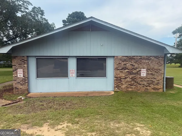 a front view of house with yard