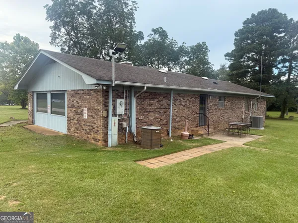 a view of a house with backyard and garden