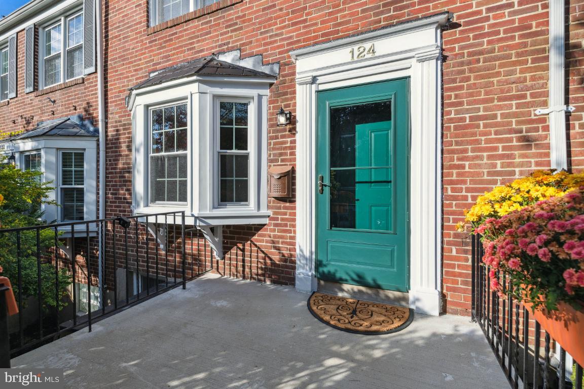 124 Brandon Road Baltimore, MD 21212 - Photo 2 of 25 Front porch w/four steps down to the sidewalk