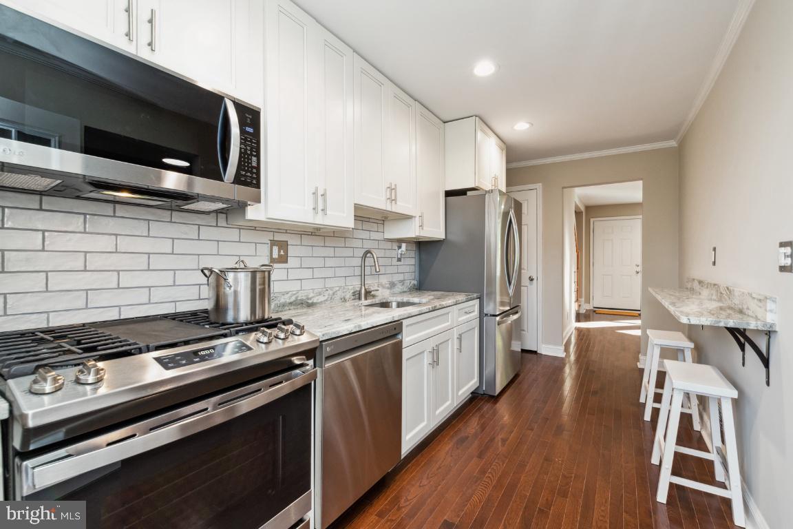 124 Brandon Road Baltimore, MD 21212 - Photo 7 of 25 Wonderful kitchen 42 inch cabinets, breakfast bar