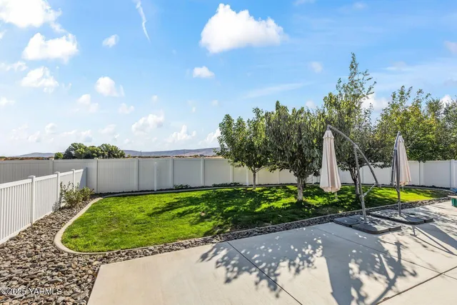 a view of a backyard