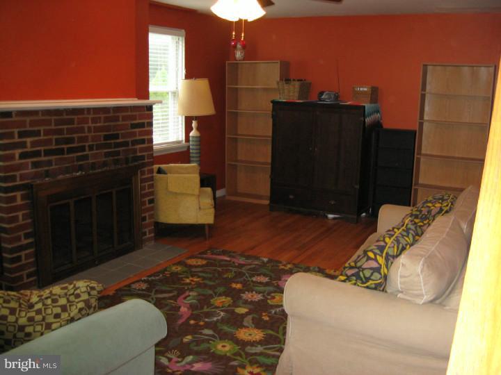 431 Houston Road Ambler, PA 19002 - Photo 5 of 20 Living Room