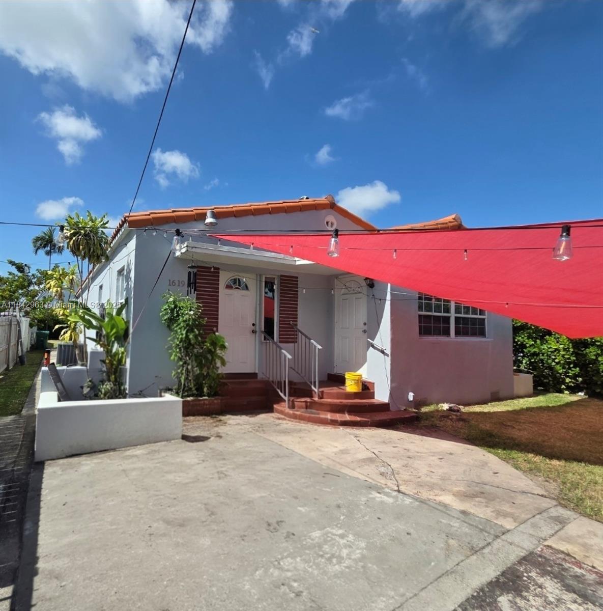a view of a house with backyard and sitting area