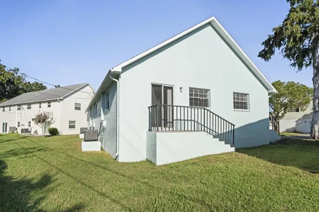 a view of a house with a yard