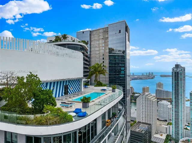 a view of outdoor kitchen and outdoor kitchen