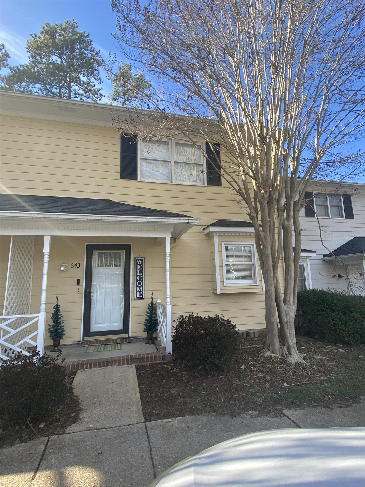 a view of a house with a yard