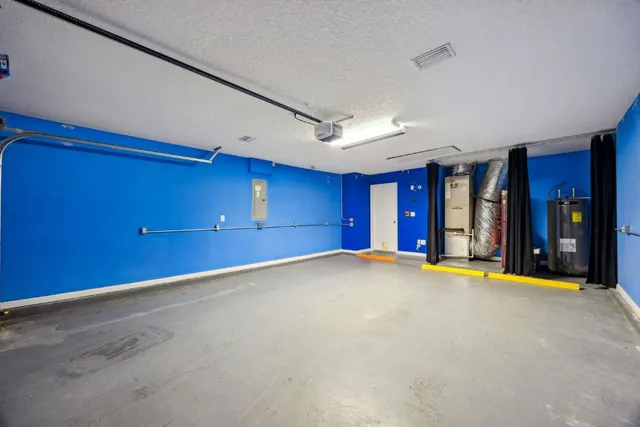 a view of an empty room with window and windows