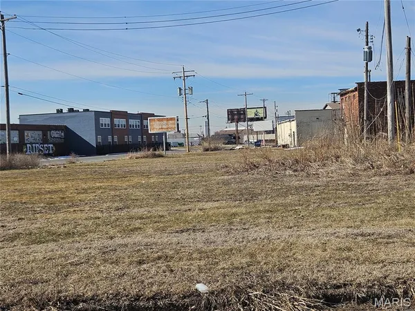 $4,990 | 411 North 12th Street, East St. Louis, IL 62201