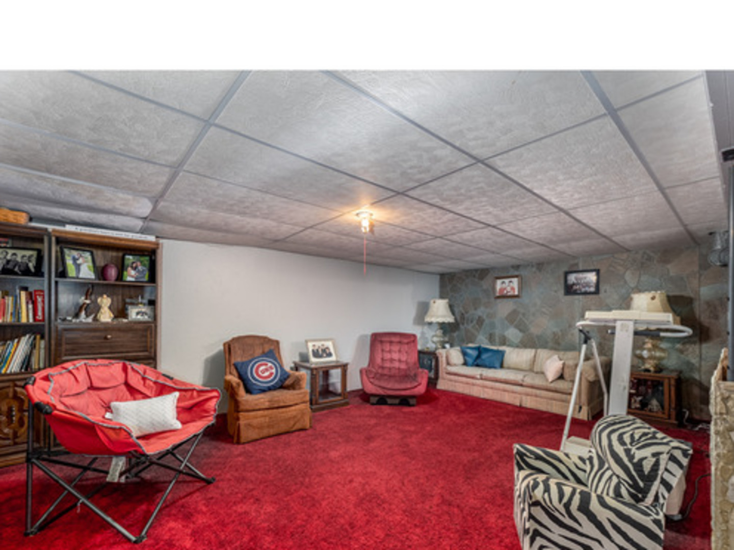 1907 Coalville Road Streator, IL 61364 - Photo 16 of 30 a livingroom with furniture and workspace