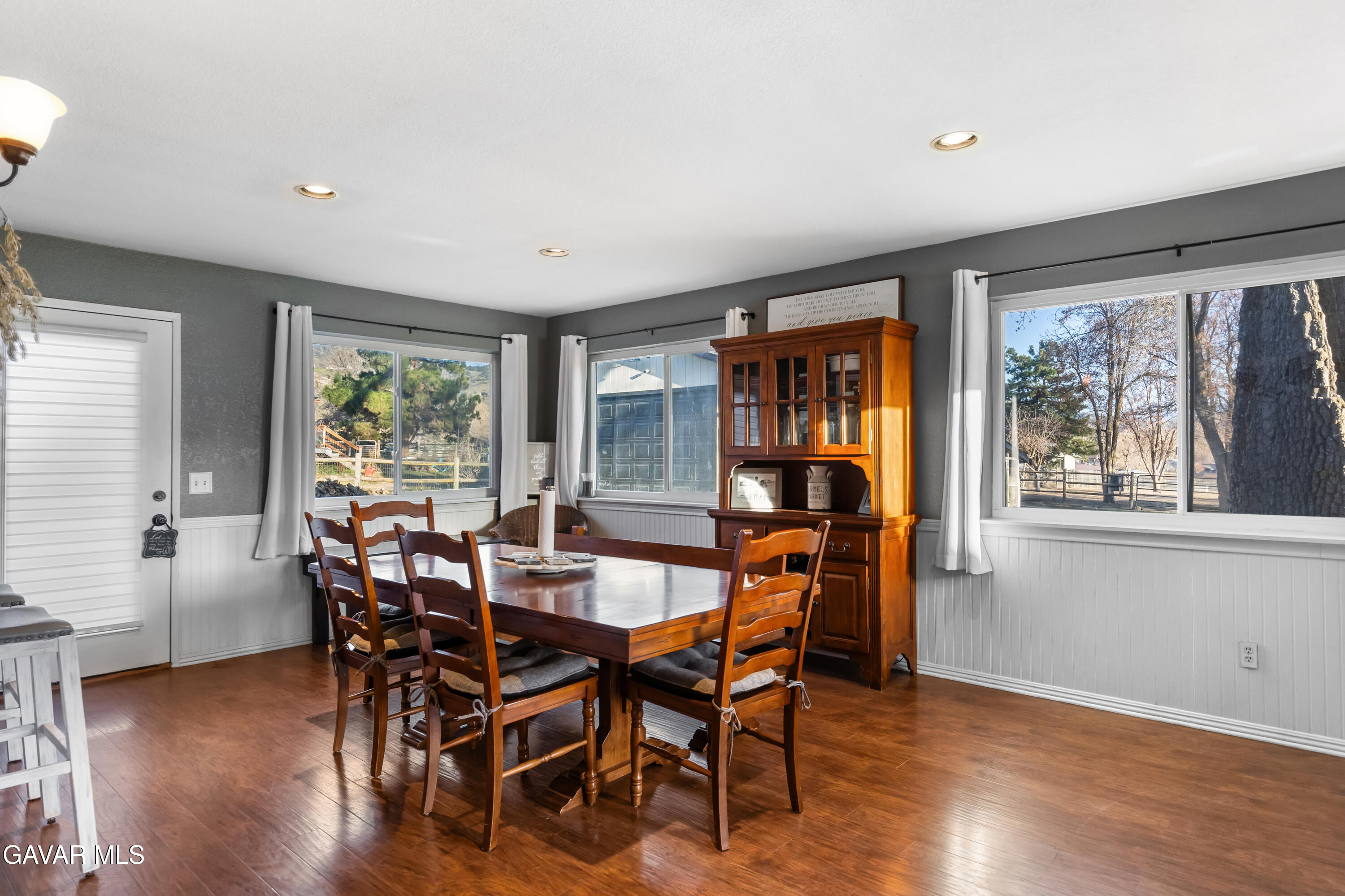 28050 Black Gold Way Tehachapi, CA 93561 - Photo 13 of 51 12