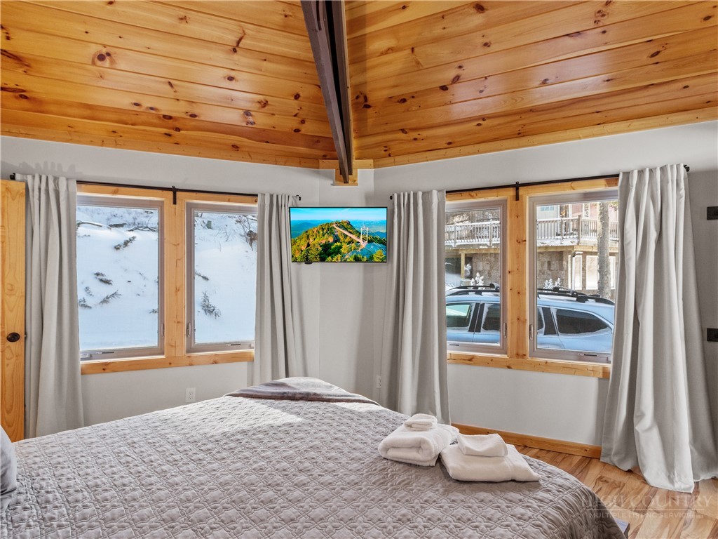 630 Briarcliff Road Sugar Mountain, NC 28604 - Photo 26 of 28 a bedroom with a bed and a window