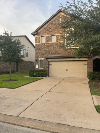 a view of a yard in front of a house