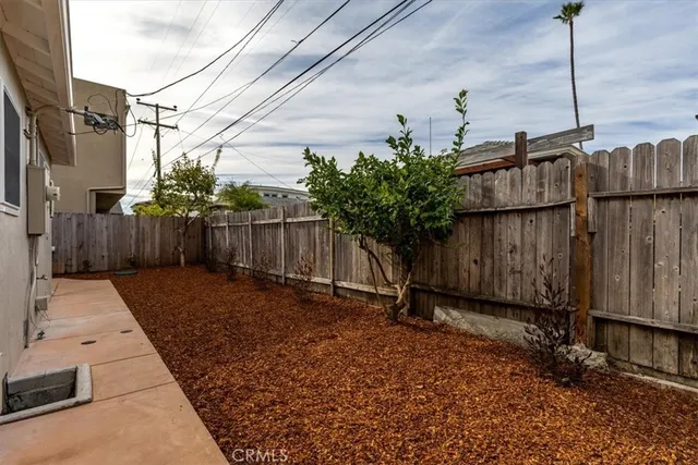 a front view of house with yard