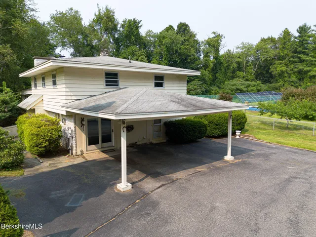 a view of a house with backyard