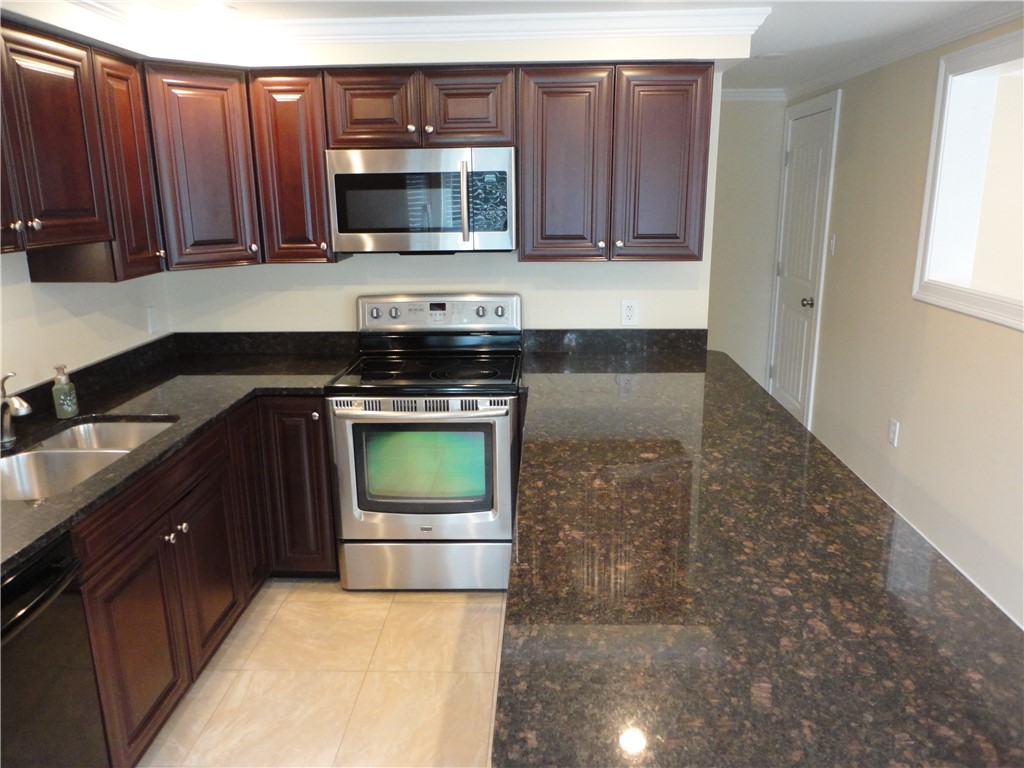 200 Post Road, Unit 104 Warwick, RI 02888 - Photo 4 of 27 Kitchen