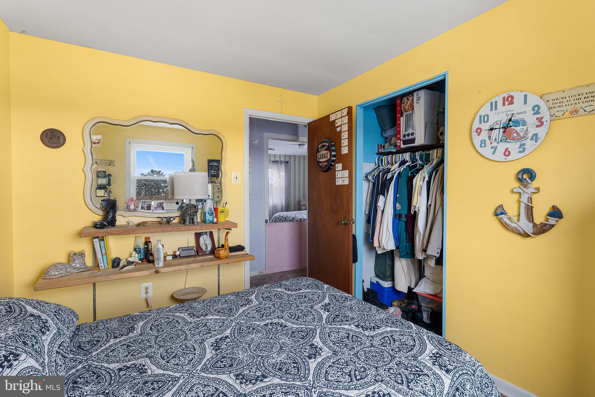 45 Heald Road Brigantine, NJ 08203 - Photo 20 of 25 a living room with fish tank and a table
