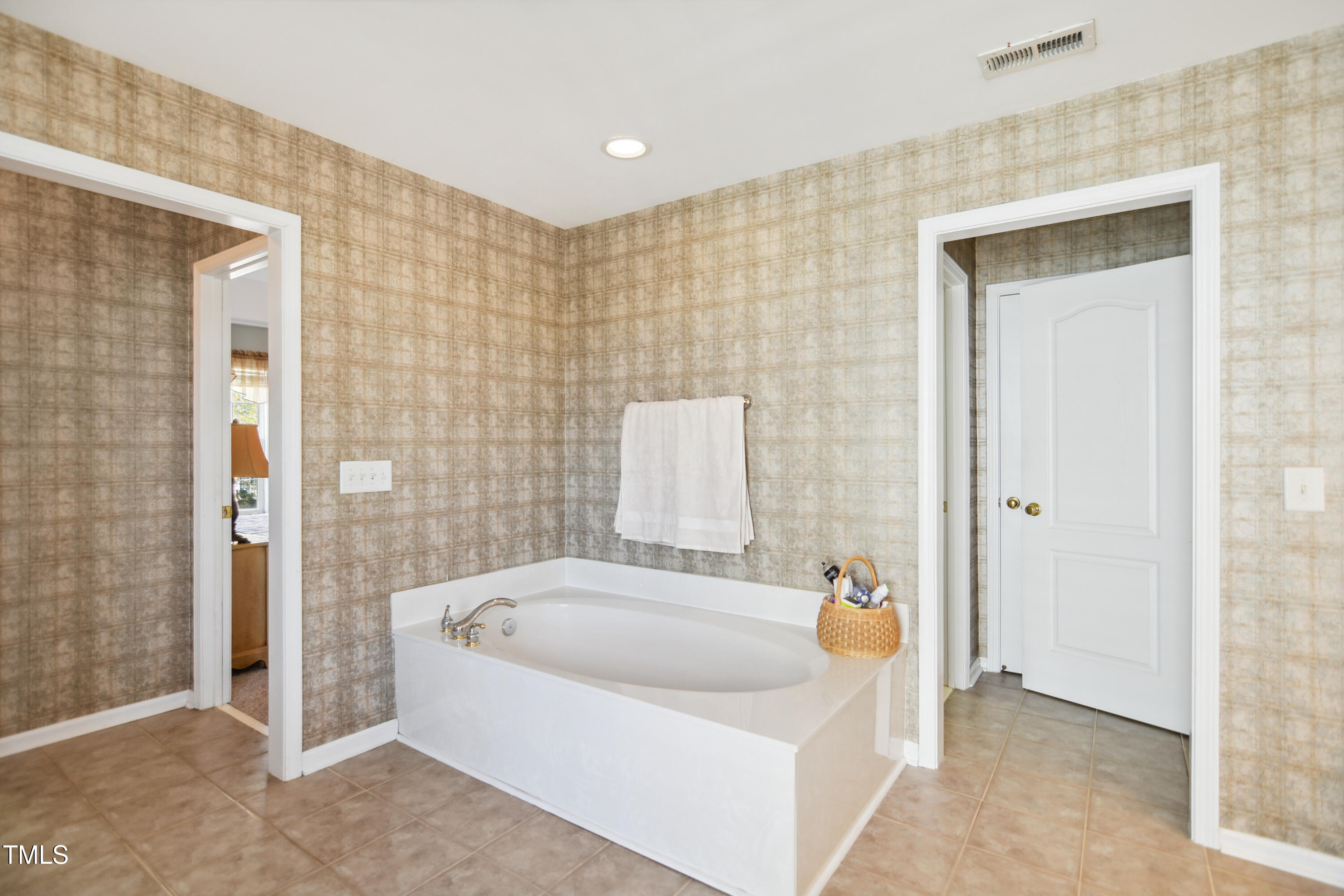 7604 Derek Drive Raleigh, NC 27613 - Photo 23 of 33 025