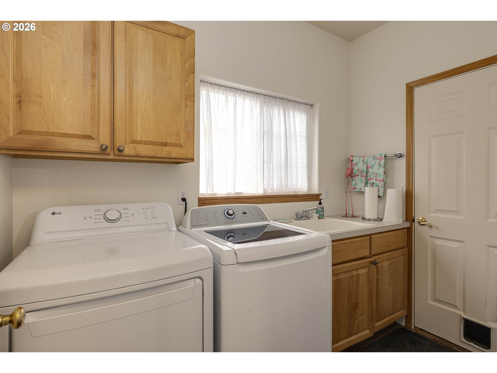 165 Northwest Peach Street Dundee, OR 97115 - Photo 18 of 35 a utility room with dryer and washer