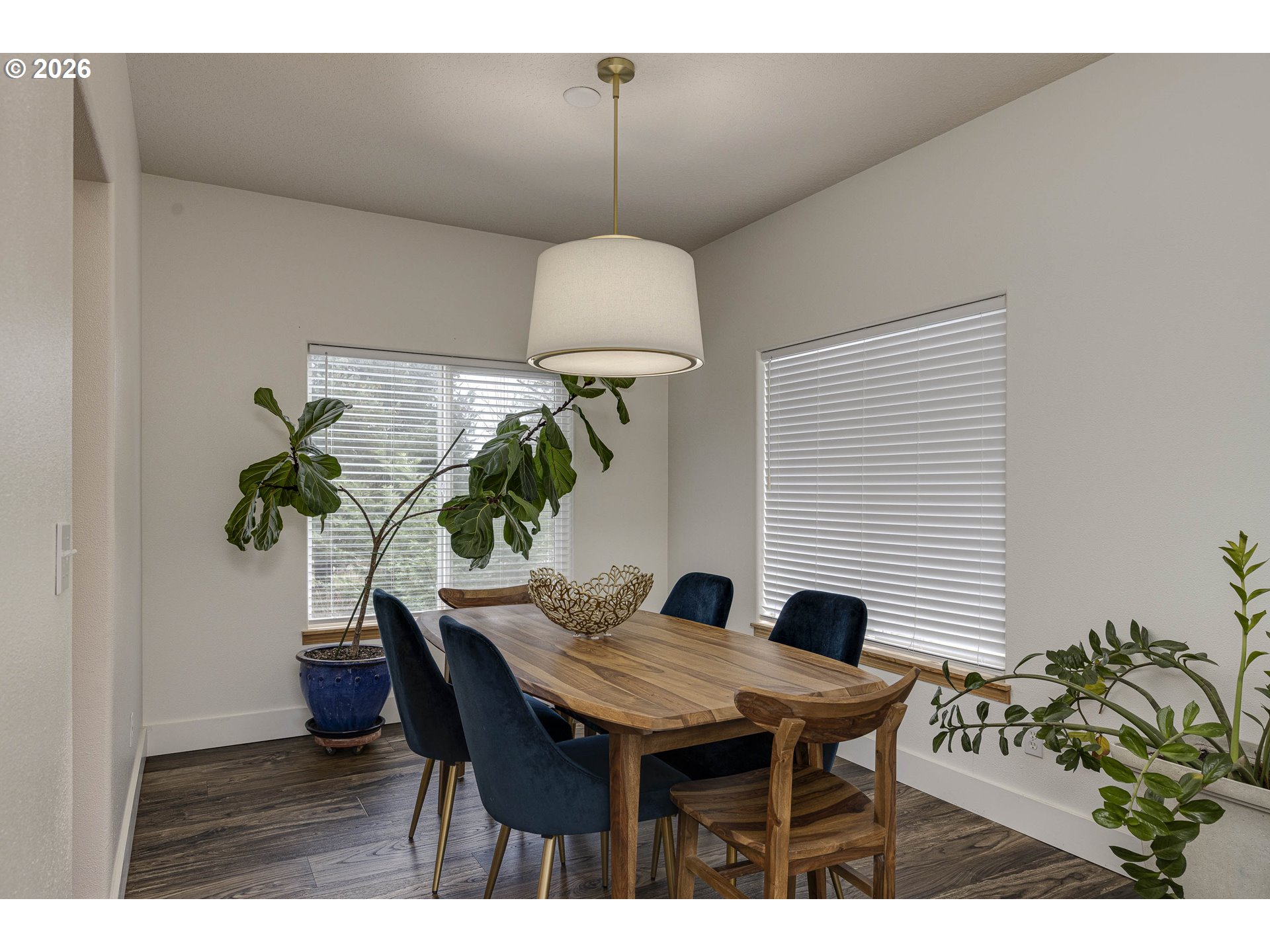165 Northwest Peach Street Dundee, OR 97115 - Photo 10 of 35 a table room with a table and a potted plant
