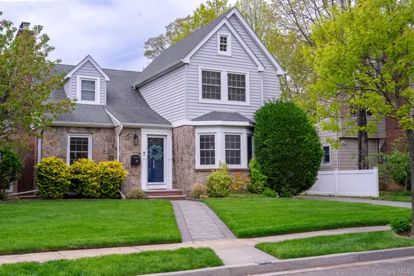 $6,950 | 177 Fonda Road, Rockville Centre, NY 11570