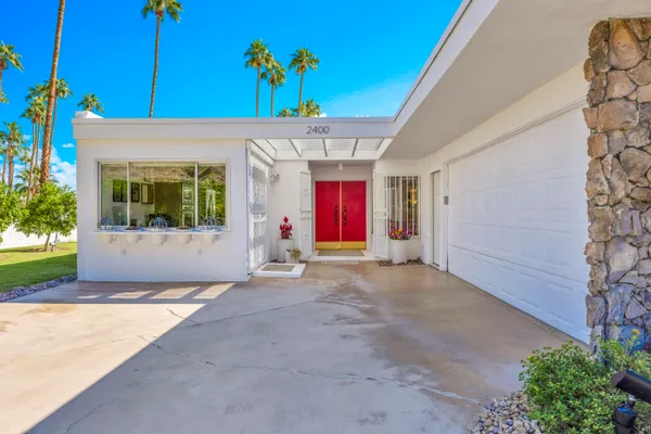 a view of entryway front of house