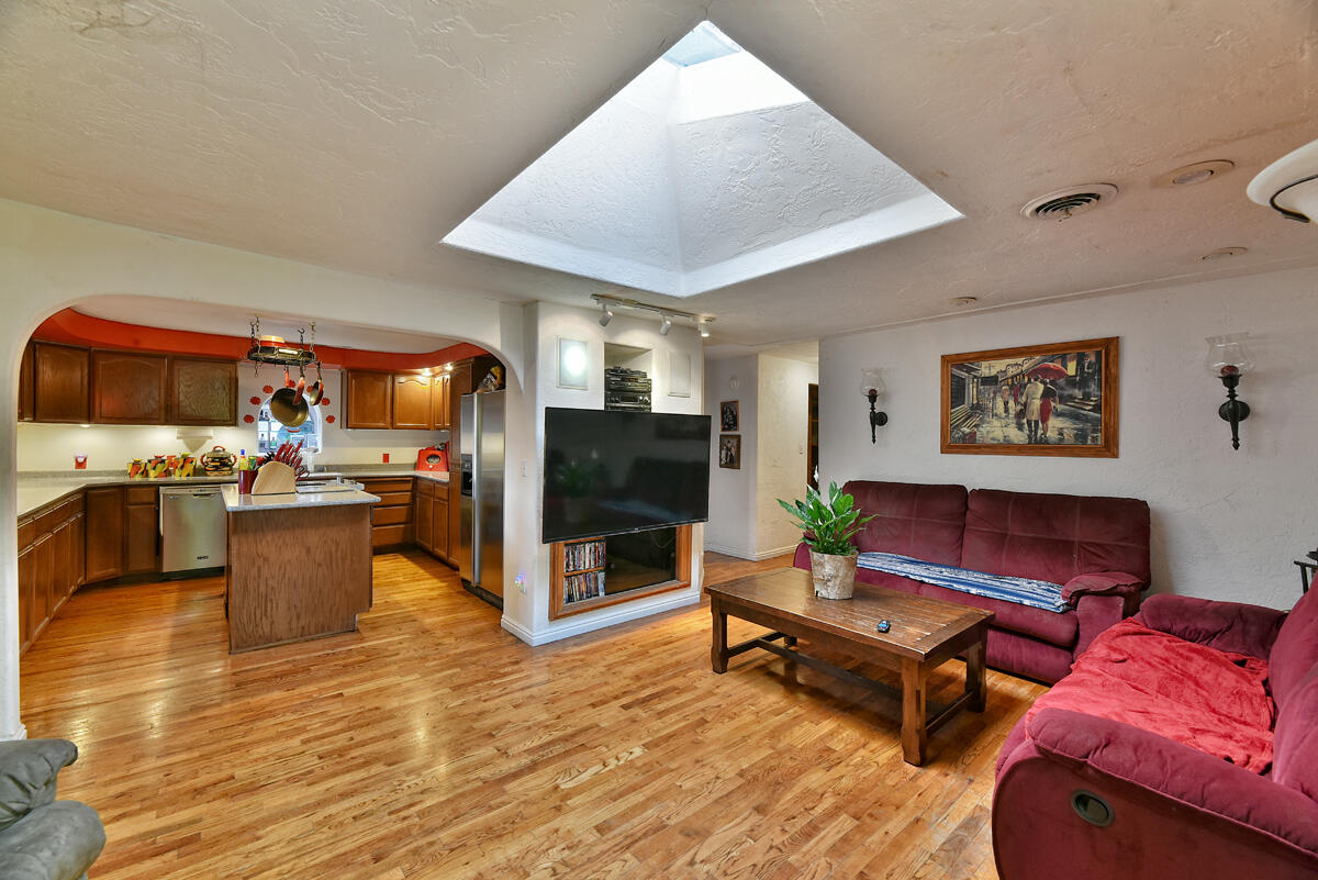 1331 Vawter Road Medford, OR 97501 - Photo 4 of 43 DSC_8750