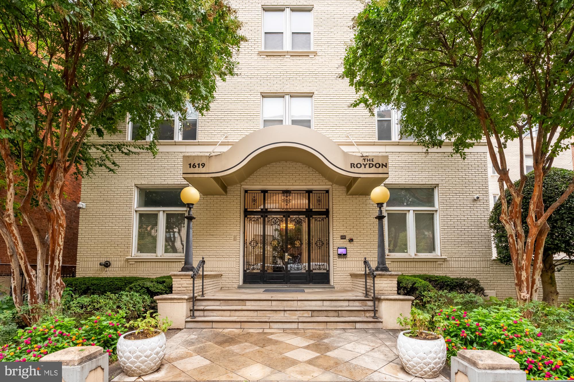 1619 R Street Northwest, Unit 606 Washington, DC 20009 - Photo 23 of 25 a view of a building with a garden