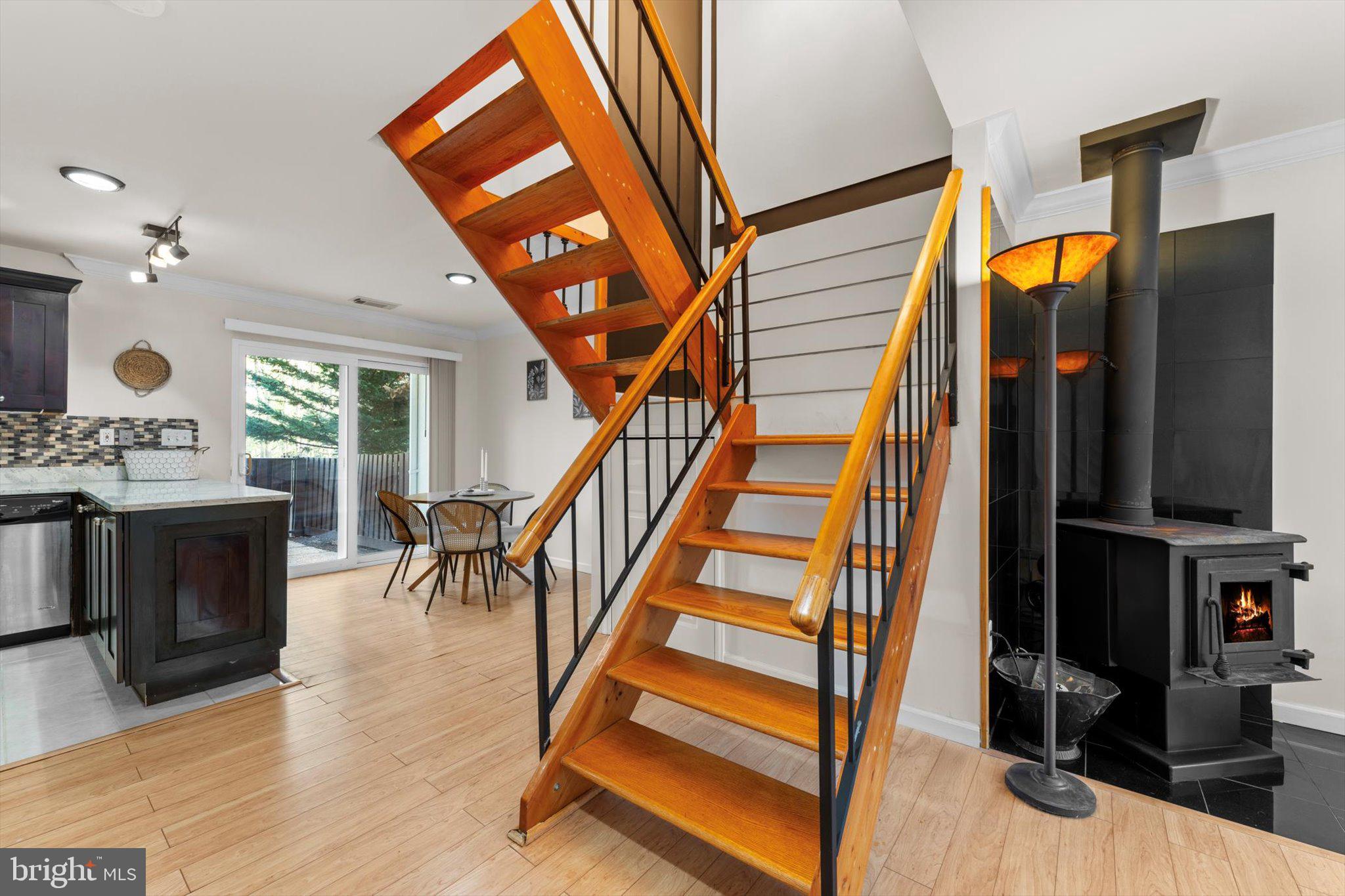 2231 Southgate Square Reston, VA 20191 - Photo 19 of 36 a view of a living room