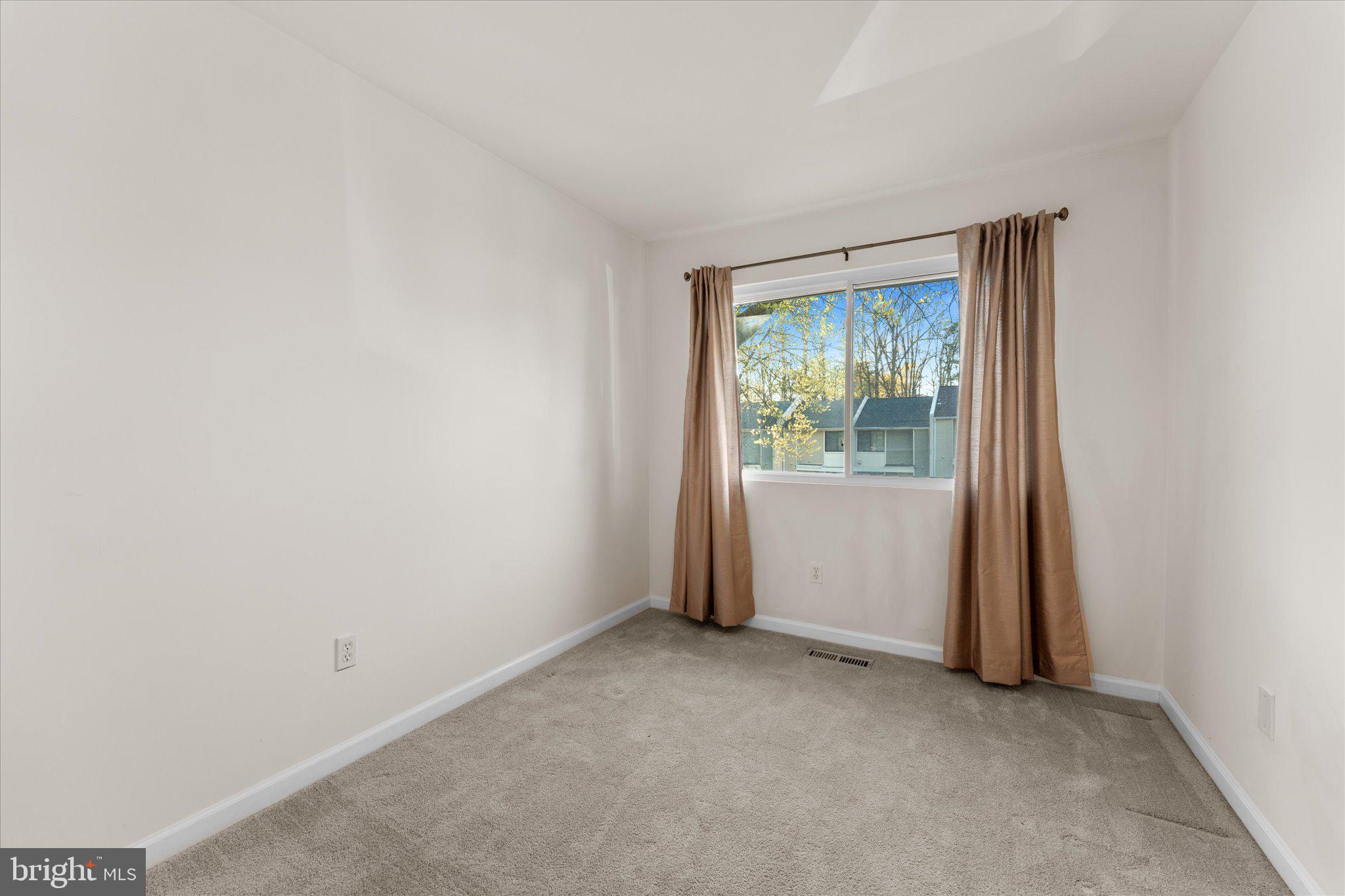 2231 Southgate Square Reston, VA 20191 - Photo 25 of 36 an empty room with windows