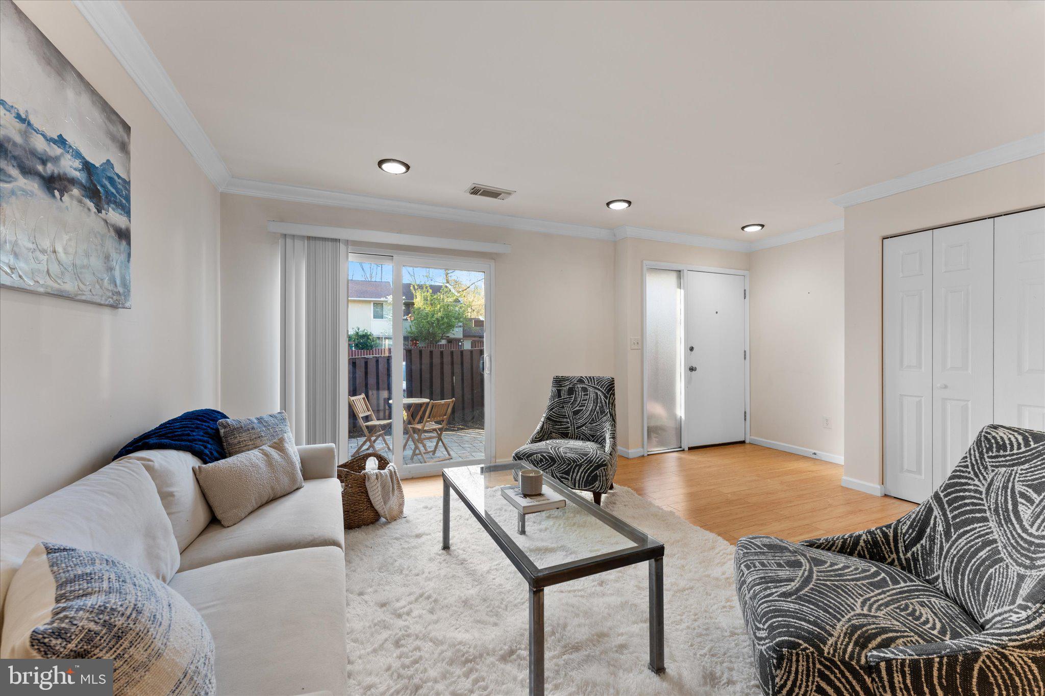 2231 Southgate Square Reston, VA 20191 - Photo 8 of 36 a living room with furniture