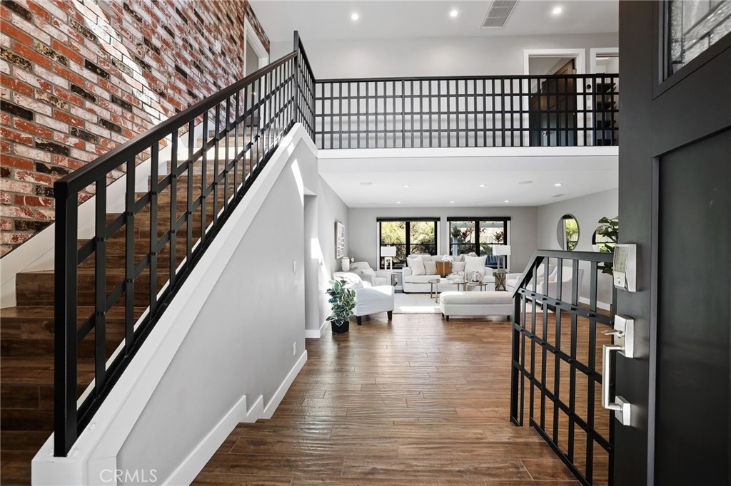 1810 Tanager Drive Costa Mesa, CA 92626 - Photo 6 of 55 Entry view