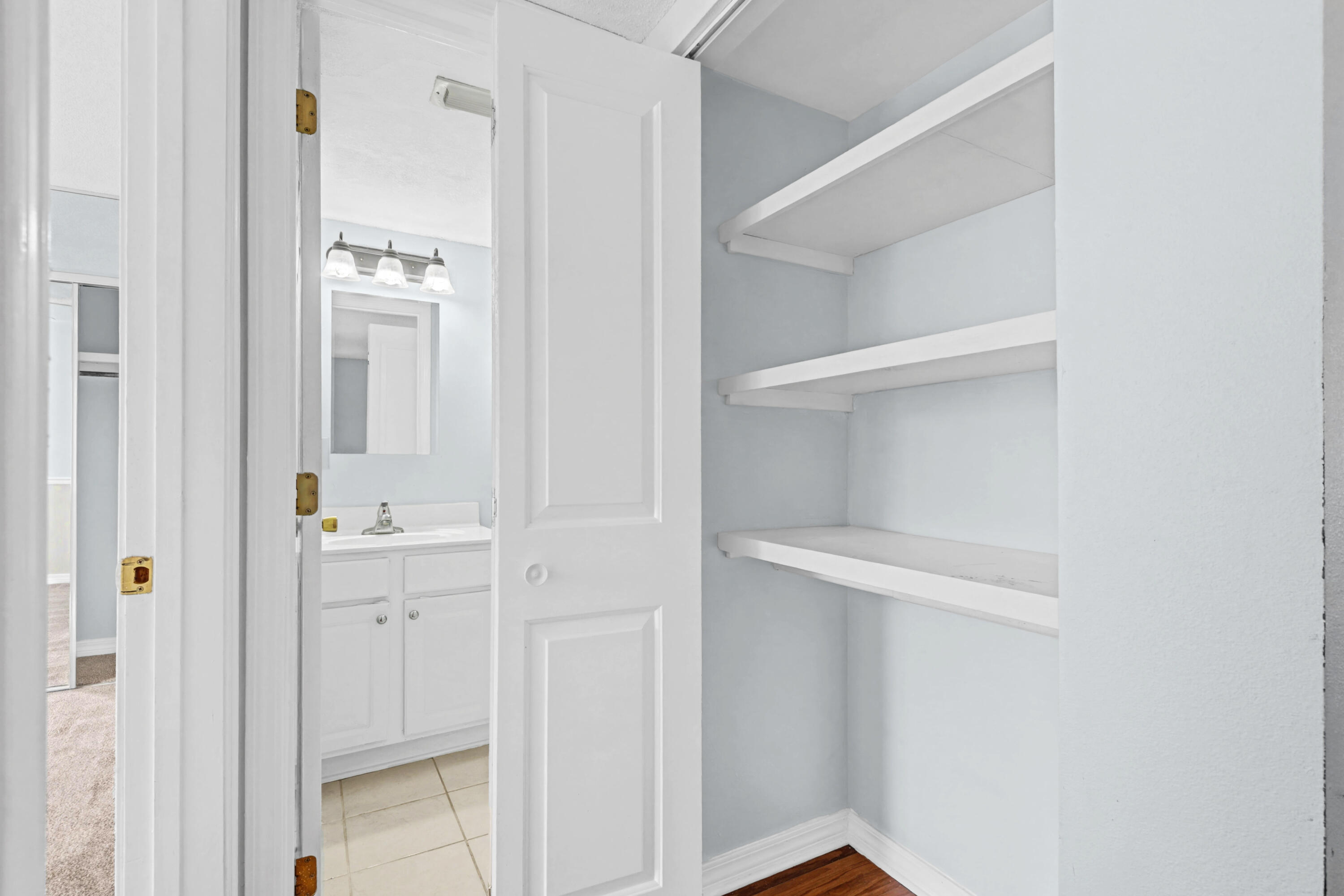 101 Old Ferry Road, Unit 10B Shalimar, FL 32579 - Photo 16 of 30 a bathroom with a sink