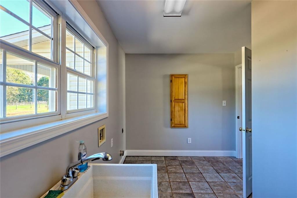 539 B B Wilson Road Commerce, GA 30529 - Photo 27 of 70 a bathroom with a tub and window