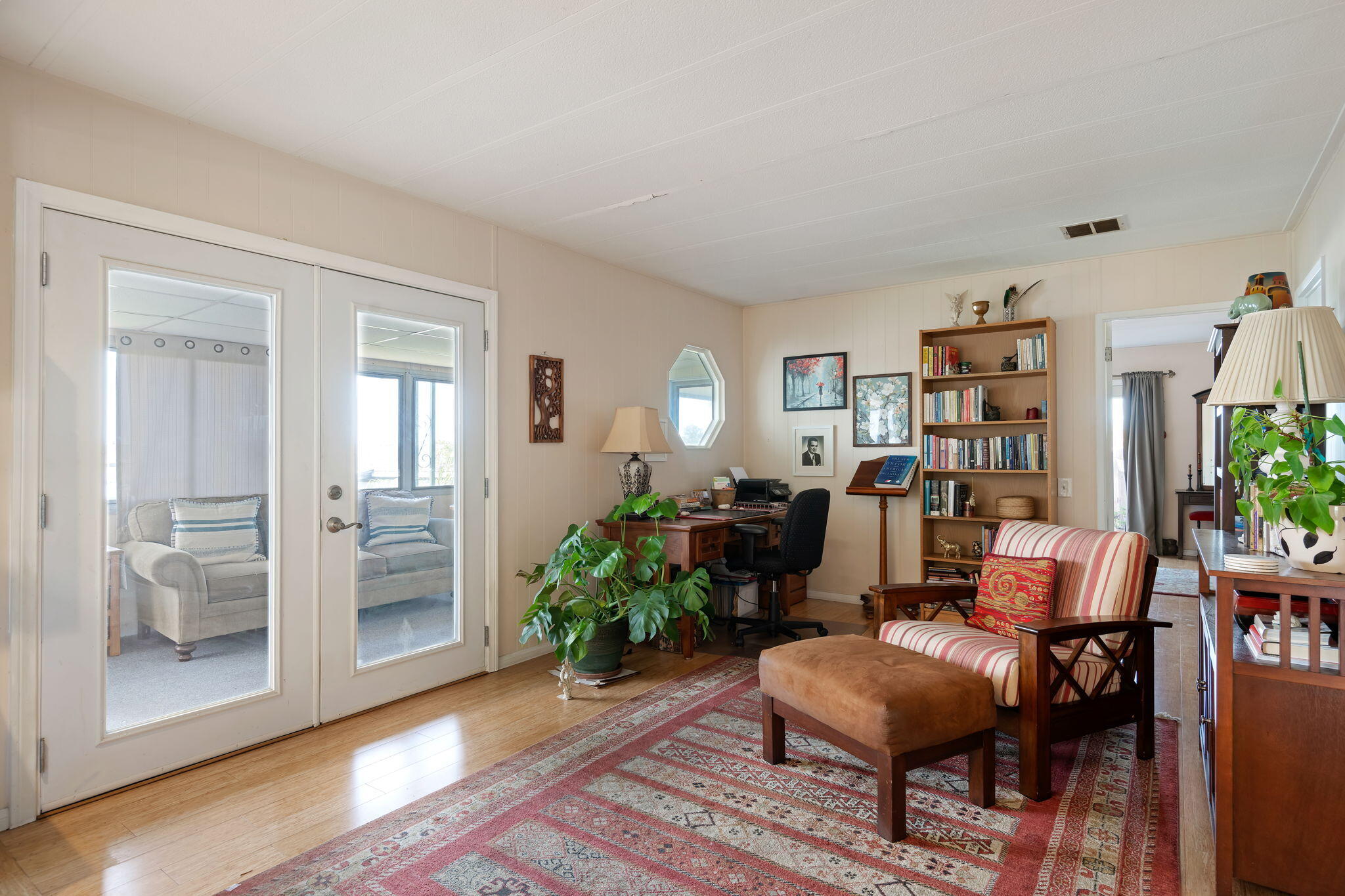 6180 Via Real, Unit 32 Carpinteria, CA 93013 - Photo 14 of 34 a living room with furniture and a potted plant