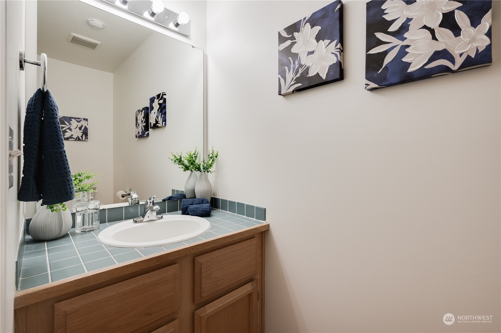 7250 Old Redmond Road, Unit C112 Redmond, WA 98052 - Photo 15 of 30 a bathroom with a sink and a mirror